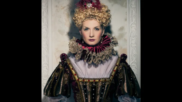 Renaissance collar