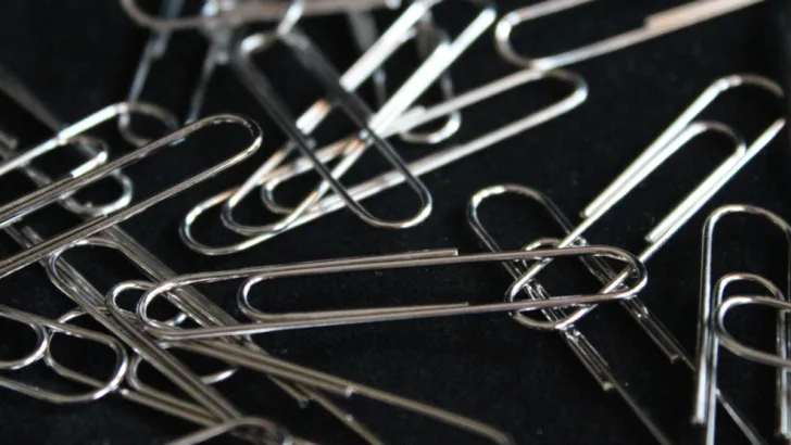 Wire paperclip