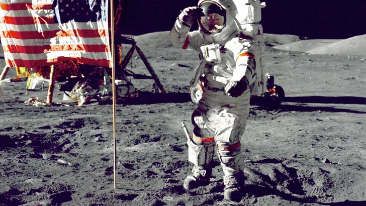 Astronaut on the Moon saluting the American flag 