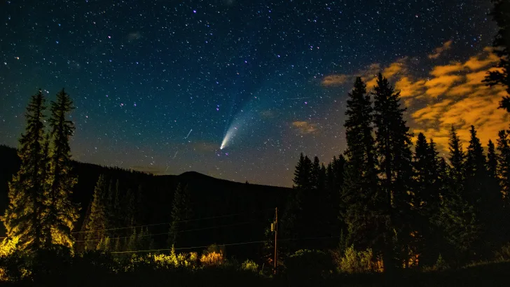 NEOWISE comet in dark sky from the mountains in Colorado